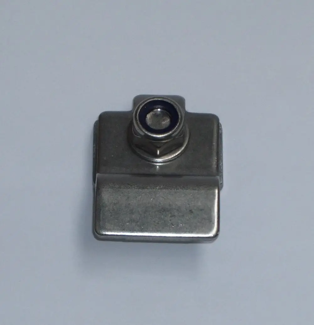 Kleiner Metallblock mit einer zentralen Gewindevorrichtung oben, möglicherweise ein Anschluss- oder Befestigungselement, das für Daikin-Geräte verwendet wird.